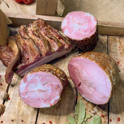 Szynka wędzona z liściem